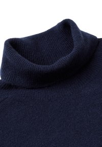 Námořnický modrý rolák vyrobený z měkké, texturované pleteniny. Má široký, skládací límec a hladké, elegantní tělo. Žádné viditelné vzory nebo kovové prvky.