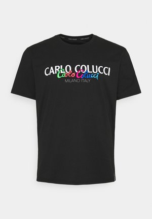 Czarna koszulka z krótkim rękawem z wielokolorowym tekstem "Carlo Colucci" i "Milano Italy" nadrukowanym na piersi.