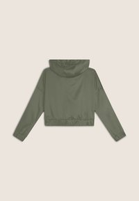 Chaqueta con capucha recortada en verde oliva, fabricada con tela suave. Presenta puños y cintura elásticos con un diseño elegante y minimalista.