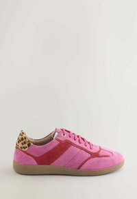 Rosa Wildleder-Sneaker mit roten und strukturierten rosa Elementen, Leopardenmuster-Akzenten an der Ferse und einer Gummisohle. Mit Schnürung vorne.