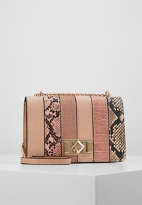 Una borsa a tracolla multi-tessuto con pannelli rosa e motivo serpente, hardware dorato e una tracolla a catena. Include finiture lisce e glitterate.