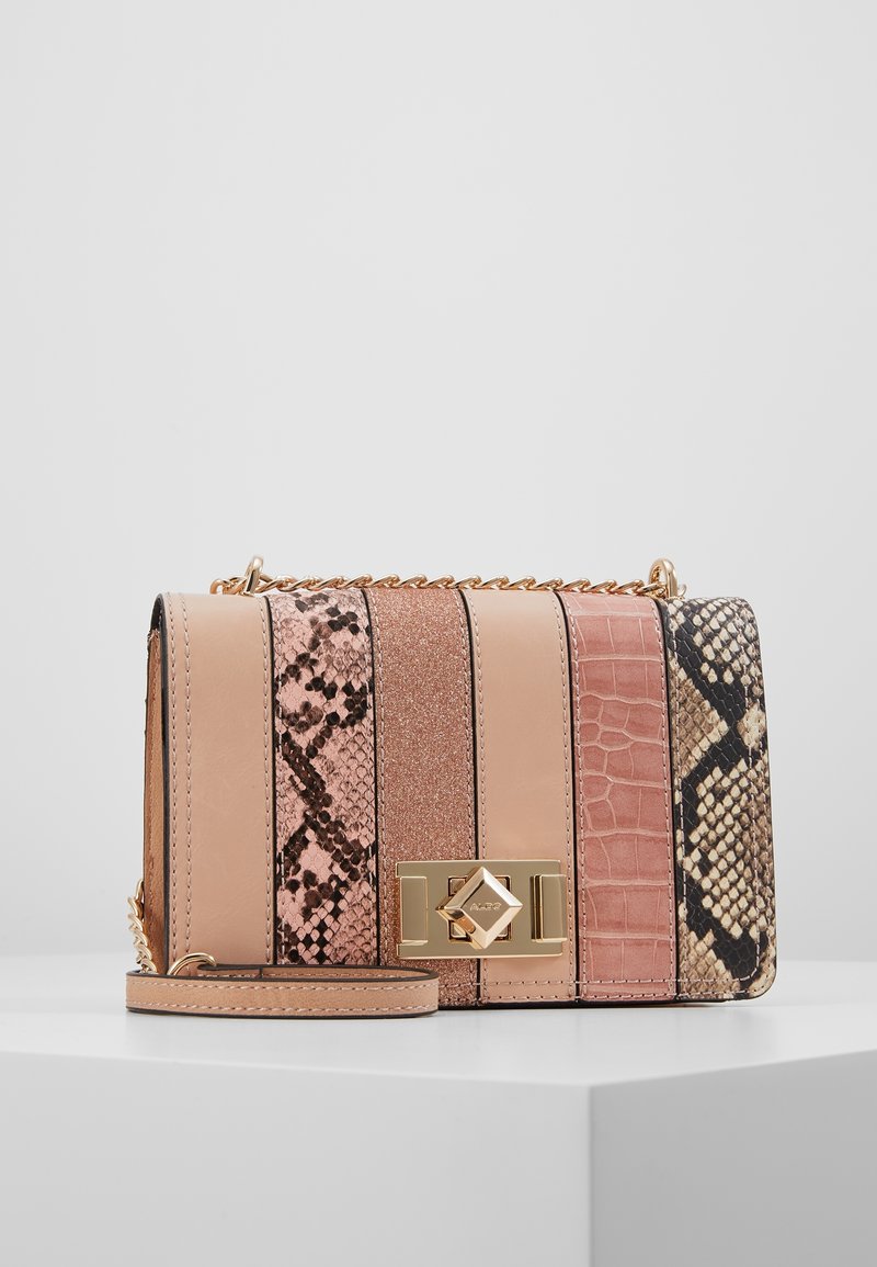 Una borsa a tracolla multi-tessuto con pannelli rosa e motivo serpente, hardware dorato e una tracolla a catena. Include finiture lisce e glitterate.