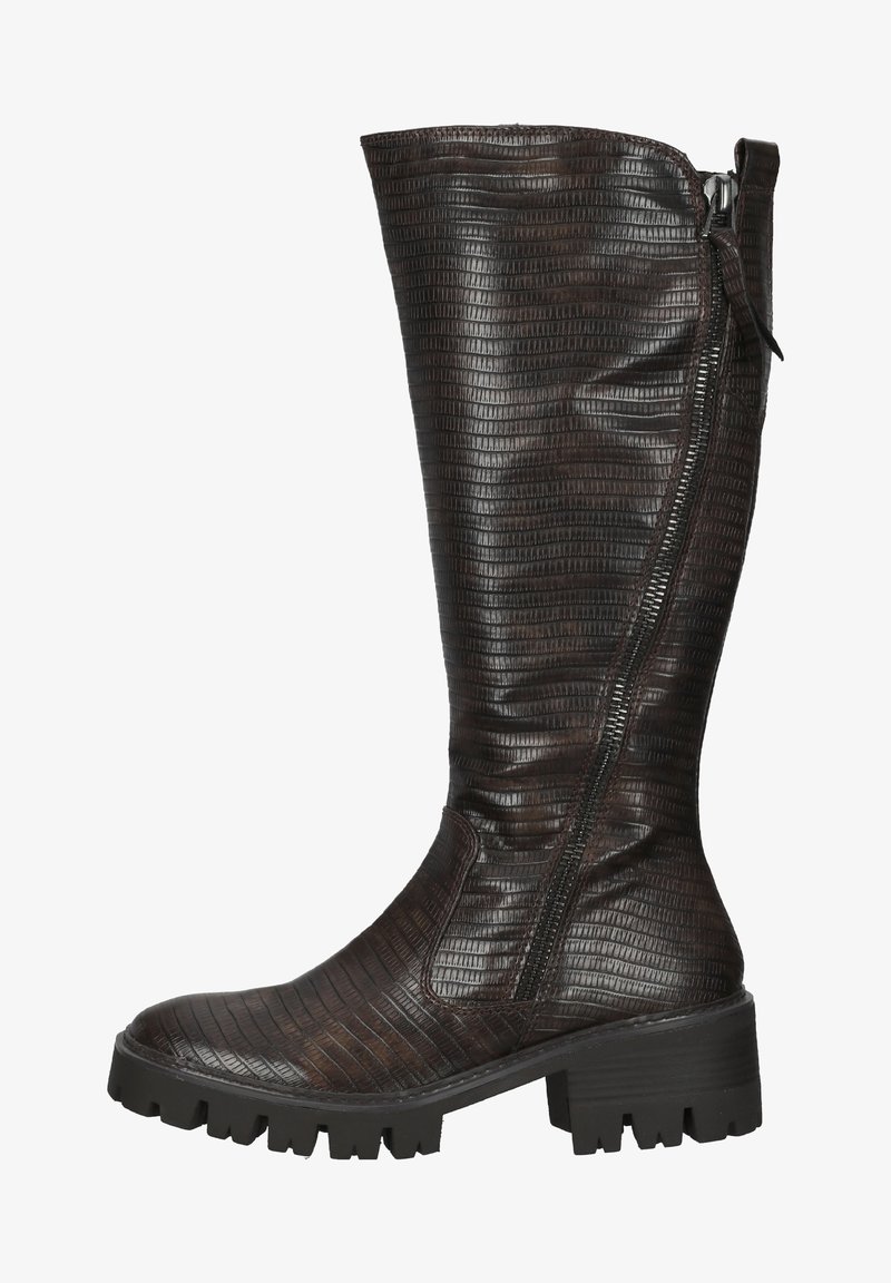 Botas de couro castanhas, até ao joelho, com um padrão de crocodilo texturizado, uma sola preta robusta e um fecho de correr lateral para facilitar o calçar.