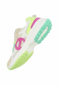 Sneaker con upper in rete con accenti crema, verde neon e rosa, progettato con una soletta ammortizzata e una suola in gomma testurizzata.