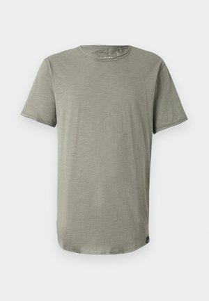 T-shirt en coton gris clair avec un col rond, des manches courtes, une coupe droite et une petite étiquette en bas de l'ourlet. Texture douce.