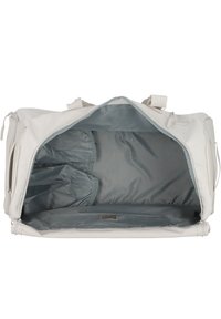 Bolsa de deporte gris claro con cierre de cremallera. En el interior cuenta con un forro suave gris, compartimentos para organización y bolsillos laterales acolchados.