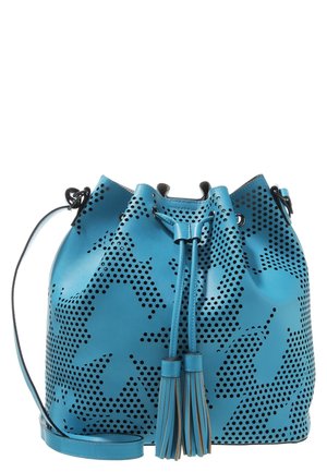 Sac seau en cuir bleu avec des motifs d'étoiles perforés noirs, longue bandoulière et deux pompons à la fermeture avant.