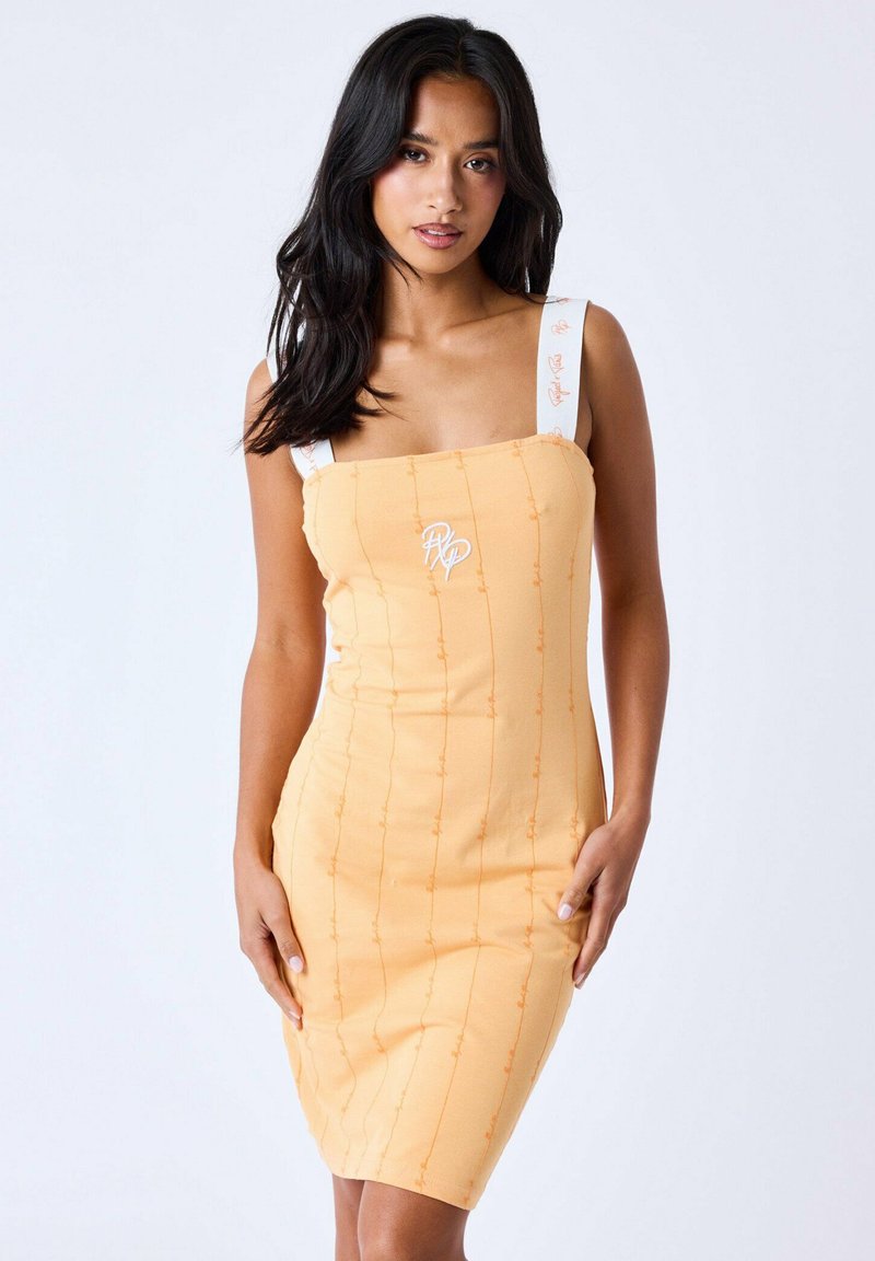 Robe bodycon jaune avec des lignes verticales texturisées, décolleté carré et bretelles blanches avec des inscriptions orange sur les côtés.