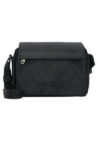 Černá crossbody taška vyrobená z odolného materiálu, se zipovou kapsou na přední straně a nastavitelným popruhem. Texturovaný povrch s embosovaným logem.