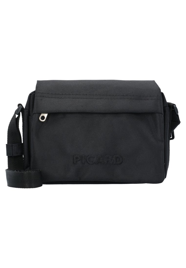 Černá crossbody taška vyrobená z odolného materiálu, se zipovou kapsou na přední straně a nastavitelným popruhem. Texturovaný povrch s embosovaným logem.