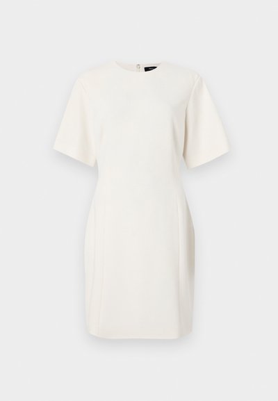 Vestido branco de manga curta com decote redondo, ajuste reto, bolsos laterais e fecho de correr nas costas. Tecido suave e leve.