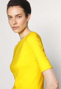Lauren Ralph Lauren STRETCH COTTON BOATNECK TEE - T-shirt básica - lemon rind