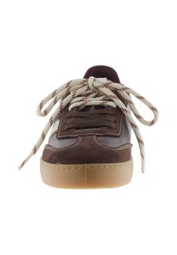 Zapatillas de ante marrón con suela de goma beige, que presentan cordones crema con acentos marrones y detalles cosidos en la parte superior.