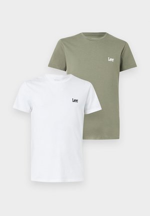 Dwie koszulki marki Lee z okrągłym dekoltem, jedna biała, druga oliwkowozielona, każda z małym logo na lewym przodzie.