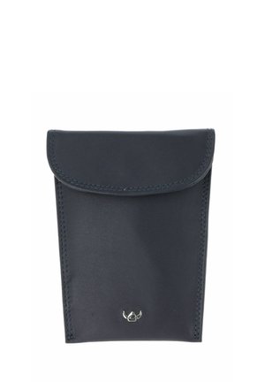 Pochette en cuir noir avec un rabat arrondi et un petit logo argenté centré près du bas sur fond blanc.