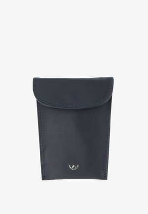 Pochette en cuir noir avec un rabat arrondi et un petit logo argenté centré près du bas sur fond blanc.