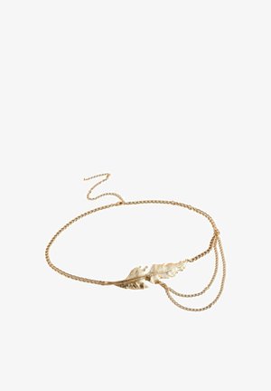 Kuldtooni metalline vöö, millel on põimitud kettide disain ja sulgelement. Sulgelement on detailsete soontega, mis lisab tekstuuri ja huvi.