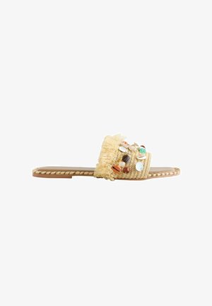 Never Fully Dressed, REGULAR FIT - MULE SANDALS . - Papucsszandálok - tan raffia chams