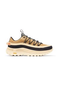 GORE-TEX vaelluskengät ruskeassa ja mustassa värissä, joissa on teksturoitu päällinen, heijastavat nauhat ja paksu vaaleanruskea pohja, jossa on aggressiiviset kuvioinnin karkeudet.