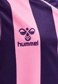 Różowy i fioletowy sportowy t-shirt w paski, wykonany z gładkiego materiału, z czarnym logo pszczoły oraz napisem "hummel" na przodzie.