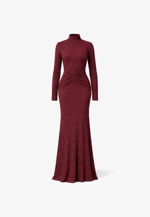 Bordowa, teksturowana suknia z długim rękawem, z wysokim dekoltem i marszczeniem w talii, płynnie opadająca do podłogi w dopasowanym fasonie.