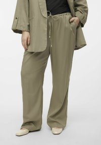 Vero Moda Curve - VMDINNA - Pantaloni - laurel oak Immagine in miniatura 1