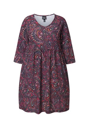 Mørk kjole med rød, pink og hvid paisley-mønstre, trekvartærmer og en samlet taljedetalje.