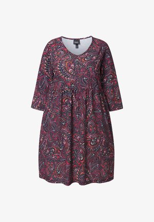 Mørk kjole med rød, pink og hvid paisley-mønstre, trekvartærmer og en samlet taljedetalje.