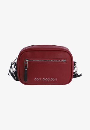 Bolso cruzado de cuero rojo con un bolsillo frontal con cremallera, herrajes en tono plateado y un logo grabado en la parte delantera. Incluye una correa ajustable.
