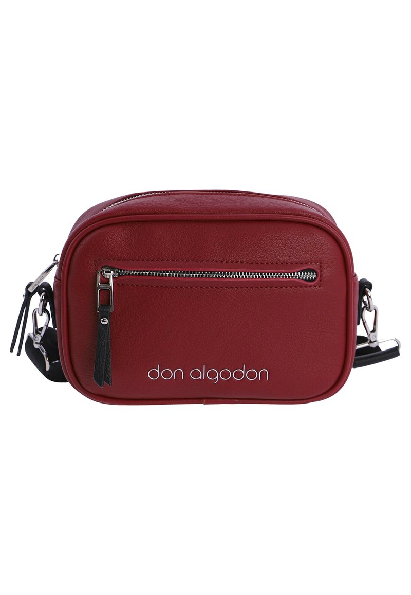 Bolso cruzado de cuero rojo con un bolsillo frontal con cremallera, herrajes en tono plateado y un logo grabado en la parte delantera. Incluye una correa ajustable.