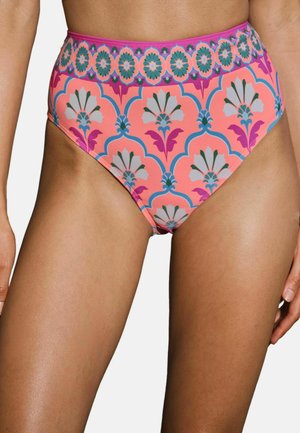 Korkeavyötäröiset bikinihousut, joissa on vaaleanpunaisia, sinisiä ja purppuranvärisiä kukka- ja geometrisia kuvioita, yllään seisovalla henkilöllä, kuvattuna vyötäröstä reisien yläosaan.