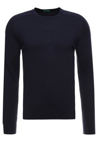 Mörkblå stickad tröja med långa ärmar, rund halsringning och ribbad fåll. Tillverkad av mjukt material med slät textur och minimalistisk design.