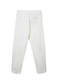 Pantaloni in tessuto bianco a coste con vita elastica. Presentano una tasca posteriore e un design con gamba affusolata. Texture liscia, linee pulite.