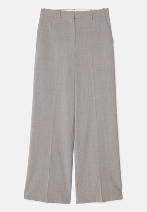 Lichtgrijze wijde broek van een gladde, gestructureerde stof. Kenmerken zijn onder andere zijzakken en een op maat gemaakte pasvorm met een rechte snit.