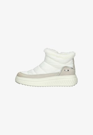 Weiße und hellgraue gepolsterte Stiefeletten mit einem plüschigen Fellrand, dicker, strukturierter Sohle und metallischen Akzenten. Elegantes Design mit einer abgerundeten Zehenpartie.