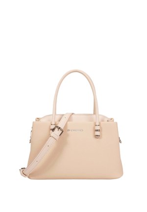 Sac à main en cuir beige texturé avec deux poignées supérieures, bandoulière ajustable, boucle argentée et logo discret "BY CHABRAND" sur le devant.