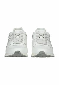 Sneaker sportive bianchi con tomaia in pelle texturizzata e mesh, lacci piatti e suola in gomma grigia. Presentano un colletto e una linguetta imbottiti.