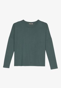 Langarmshirt in sanftem Teal, aus weichem Stoff, mit rundem Halsausschnitt und leicht heruntergesetzten Schultern für einen entspannten Schnitt.