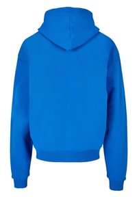 Hanorac albastru cu glugă, cu o croială tip cropped, mâneci lungi, manșoane ribbate și fără logo-uri sau modele vizibile pe materialul texturat.