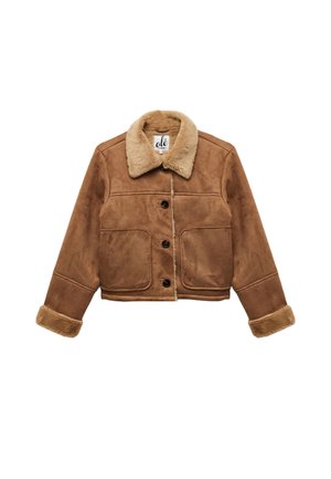 Chaqueta de ante marrón recortada con un cuello y puños de piel sintética, que cuenta con dos bolsillos frontales de parche y cierre de botones. Textura suave y acabado liso.