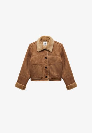 Chaqueta de ante marrón recortada con un cuello y puños de piel sintética, que cuenta con dos bolsillos frontales de parche y cierre de botones. Textura suave y acabado liso.