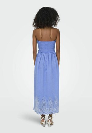 Gaiši zils strapless maxi kleita ar smockētu krūšu daļu, plūstošu svārku un mežģīņu apakšmalu ar viļņveida malu un izgriezumiem.
