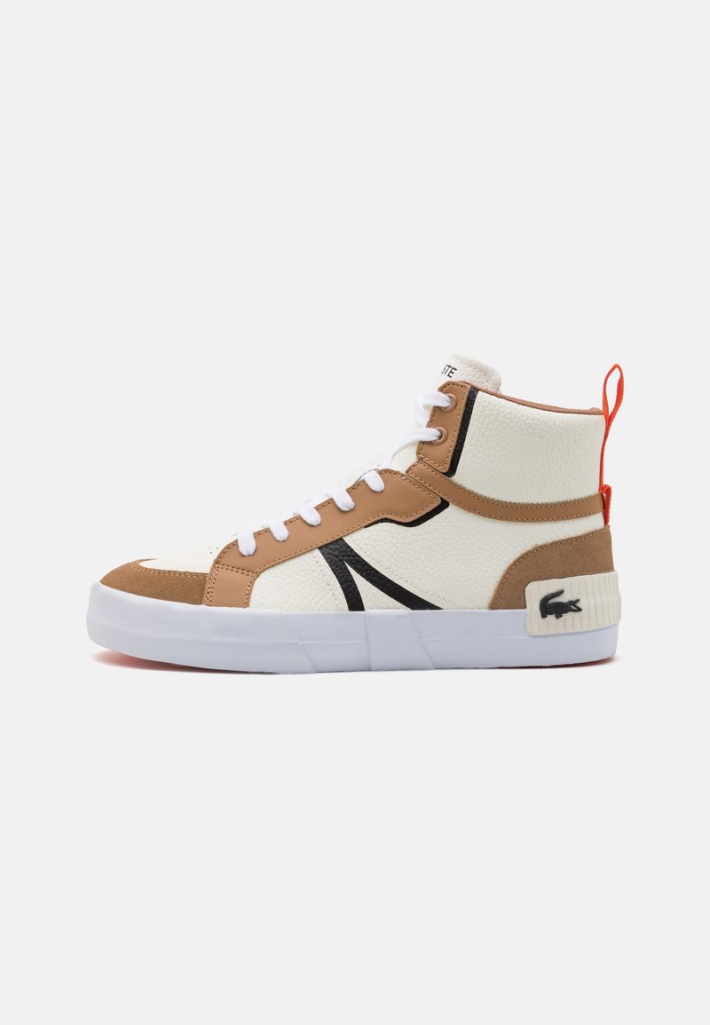Baskets montantes avec une tige blanche texturée, des accents en daim marron et noir, des lacets blancs, et une languette de traction rouge au talon.