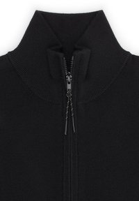 Czarny sweter na zamek z wysokim kołnierzem, prążkowaną teksturą i kontrastowym zamkiem. Wykonany z miękkiego materiału zapewniającego komfort i ciepło.