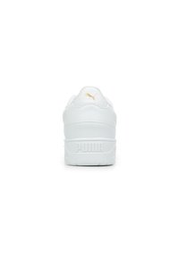 Sneaker bianca in pelle con tomaia texturizzata, collo imbottito e suola in gomma. Presenta il logo Puma dorato sul tallone e il nome del marchio impresso sul retro.