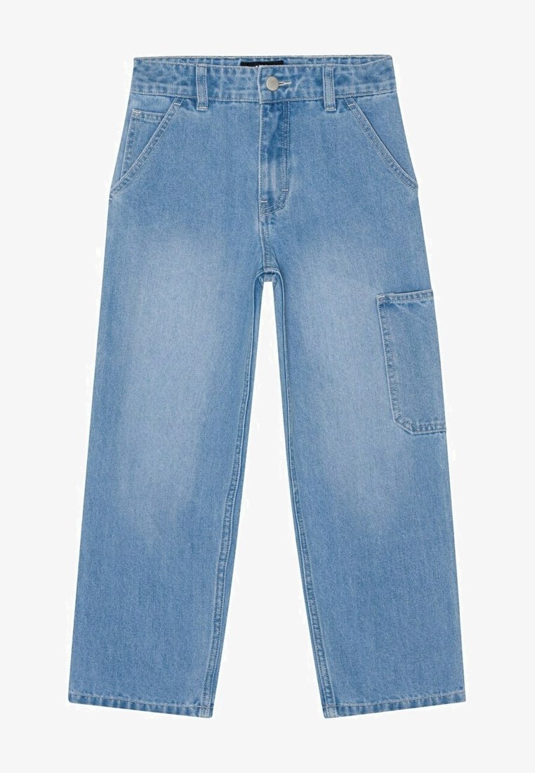 Jean en denim bleu clair avec jambes larges, poches avant, une poche utilitaire latérale sur la jambe droite, passants pour ceinture et fermeture par bouton.