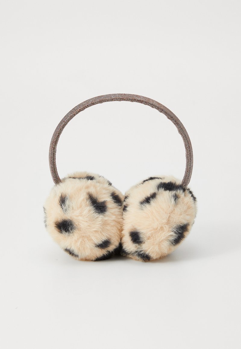 Cuffie in pelliccia sintetica con una base beige chiaro e macchie leopardate nere, dotate di una sottile fascia metallica argentata per una vestibilità sicura.