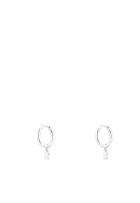 Orecchini a cerchio in argento con una finitura lucida, caratterizzati da un piccolo ciondolo a forma di orso appeso a ciascun cerchio. Il design è semplice e minimalista.