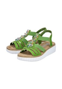 Zielone sandały z wieloma paskami, ozdobione kolorowymi kamieniami, z grubą białą podeszwą; mają płaską wkładkę i otwarty fason.