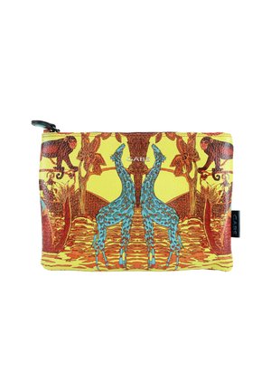 Bustina gialla con giraffe blu che si guardano, scimmie marroni sugli alberi e motivi astratti della natura, etichettata "CABS" con chiusura a cerniera.